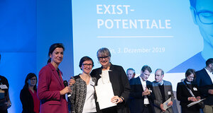 von links: Frau Baumann, Frau Zagorni, unbekannte Person. Foto: Bildkraftwerk