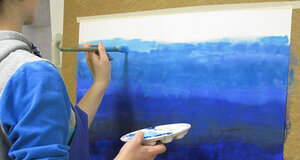 Foto: Karin Dannecker. Patientin an der Staffelei.