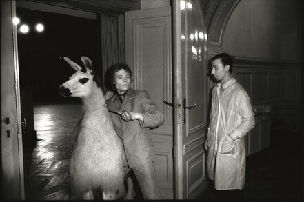 Barbara Berthold Metselaar, Leipzig, 1971. Bild rechts: Erasmus Schröter, „Ein Lama soll in einen Ballsaal geführt werden“, 1981