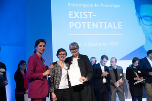 Foto: Bei der Urkundenübergabe im Futurium. Copyright:Bildkraftwerk