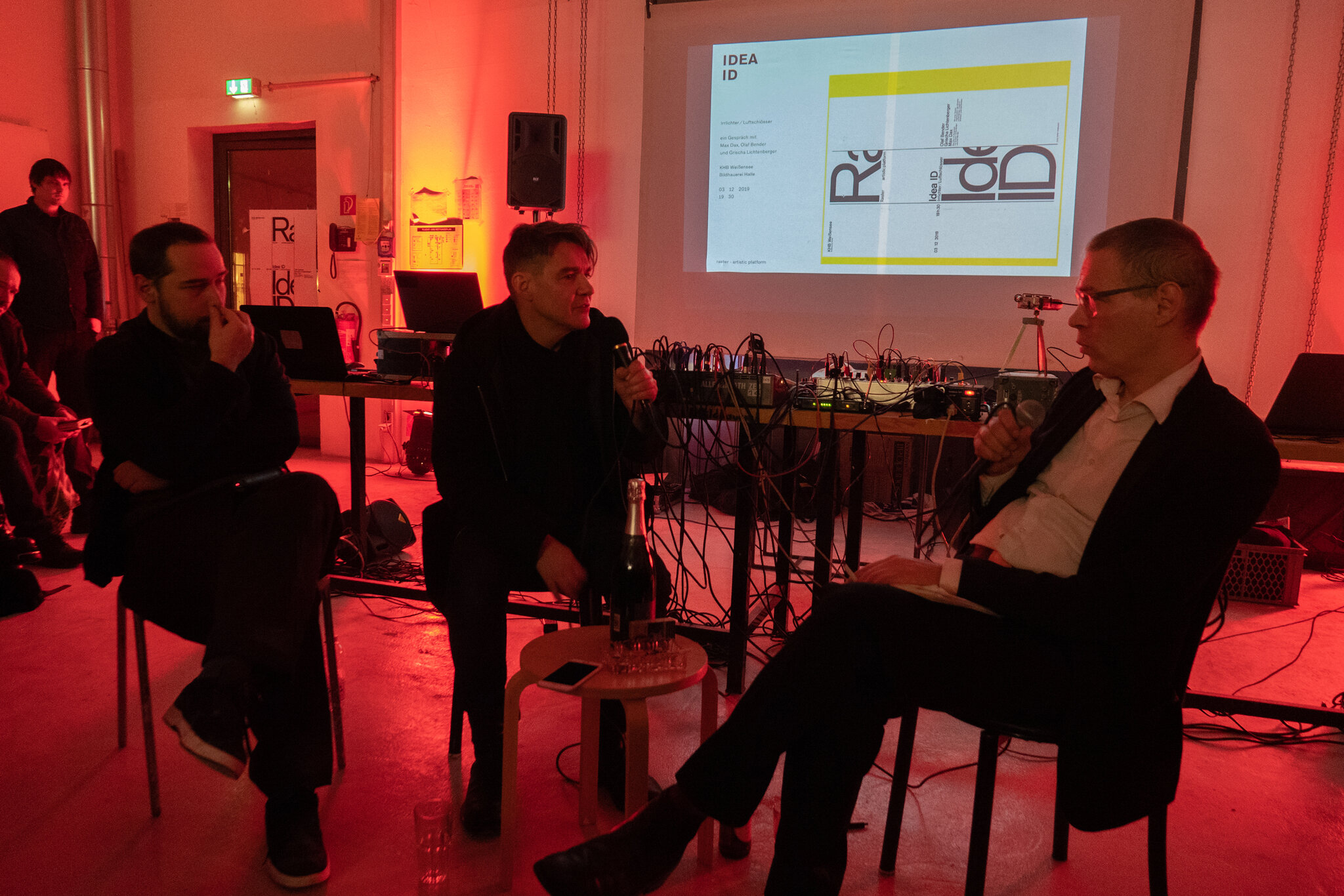 Grischa Lichtenberger, Olaf Bender und Max Dax im Gespräch beim Raster Vortrag IDEA ID Grischa Lichtenberger, Olaf Bender und Max Dax im Gespräch beim Raster Vortrag IDEA ID
