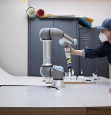 Roboter und Student in Aktion