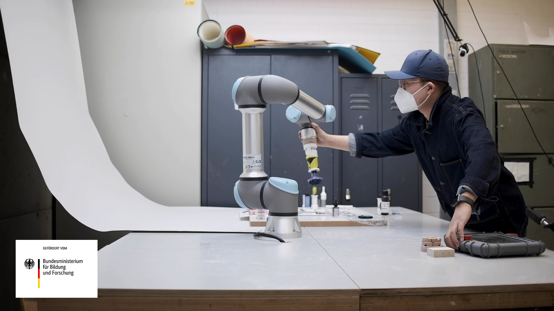 Roboter und Student in Aktion Roboter und Student in Aktion